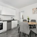 Spacious Family With Parking And Desks In By Renters