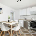 Spacious Family With Parking And Desks In By Renters شقة