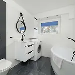 Spacious Family With Parking And Desks In By Renters *