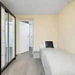 Spacious Family With Parking And Desks In By Renters