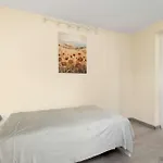 Spacious Family With Parking And Desks In By Renters *