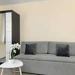 Spacious Family With Parking And Desks In By Renters