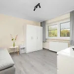 Spacious Family With Parking And Desks In By Renters