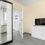 Spacious Family With Parking And Desks In By Renters *