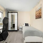 Spacious Family With Parking And Desks In By Renters شقة