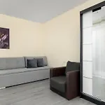 Spacious Family With Parking And Desks In By Renters
