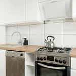 Spacious Family With Parking And Desks In By Renters
