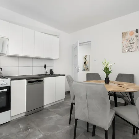 Spacious Family In With Parking Spaces And Desks By Renters