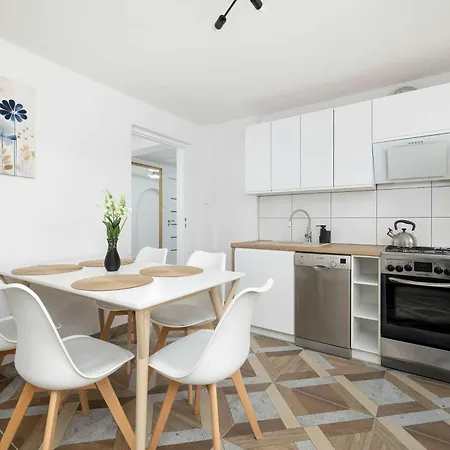 Spacious In With Parking Spaces&desks By Renters Apartamento