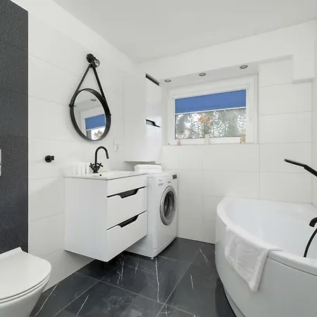 Spacious Family With Parking And Desks In By Renters *