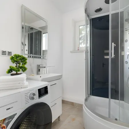 Spacious Family With Parking And Desks In By Renters Appartement *