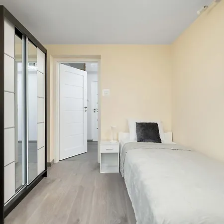 Spacious Family With Parking And Desks In By Renters