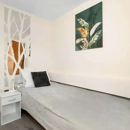 Spacious In With Parking Spaces&desks By Renters * Rzeszów