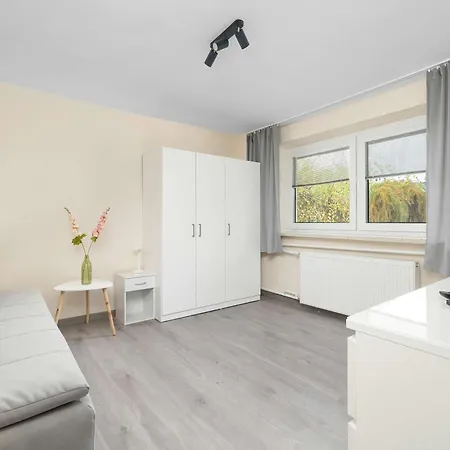 Spacious Family With Parking And Desks In By Renters