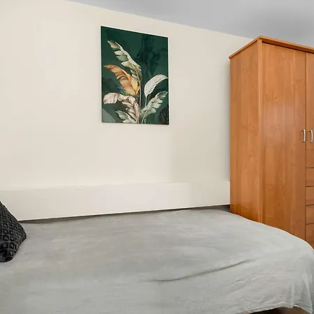 Spacious In With Parking Spaces&desks By Renters Apartamento