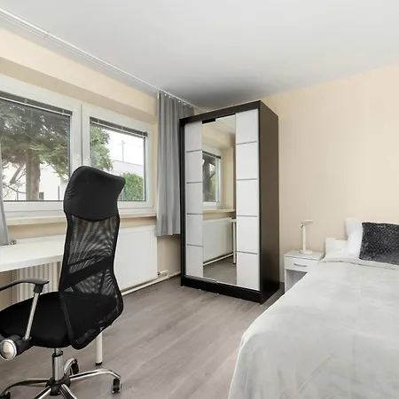 Spacious Family With Parking And Desks In By Renters