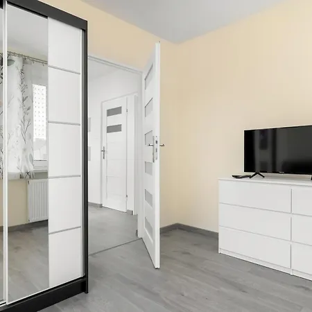Spacious Family With Parking And Desks In By Renters *