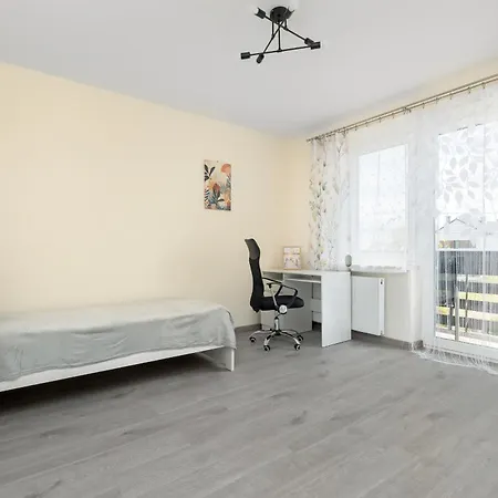 Spacious In With Parking Spaces&desks By Renters