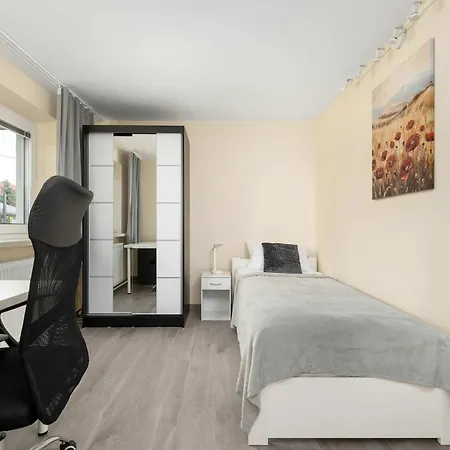 Spacious In With Parking Spaces&desks By Renters Apartamento