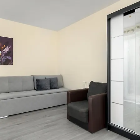 Spacious In With Parking Spaces&desks By Renters