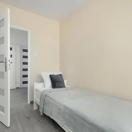 Spacious In With Parking Spaces&desks By Renters Apartamento *