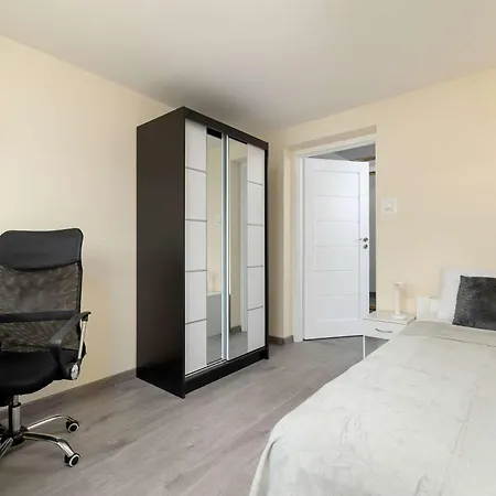 Spacious In With Parking Spaces&desks By Renters Rzeszów