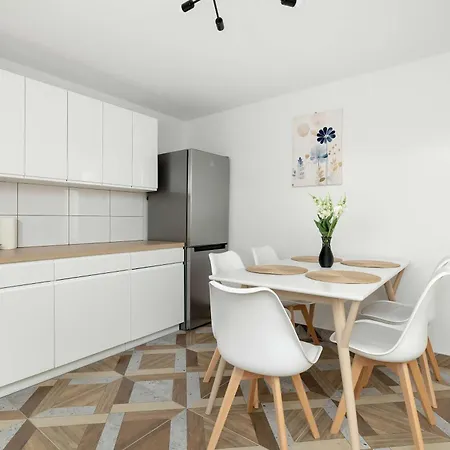 Spacious In With Parking Spaces&desks By Renters Rzeszów