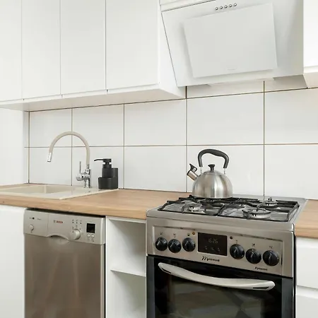 Spacious Family With Parking And Desks In By Renters