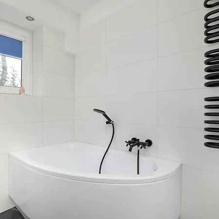 Spacious In With Parking Spaces&desks By Renters *