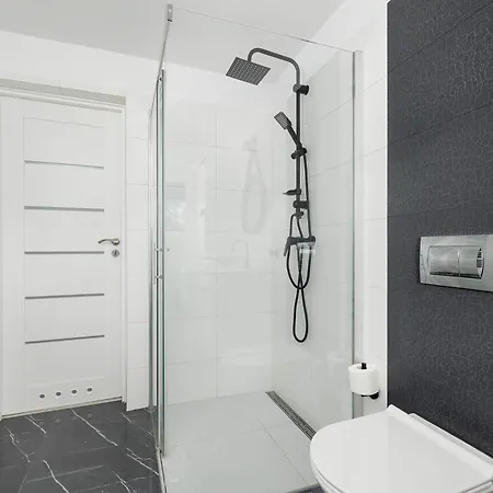 Διαμέρισμα Spacious Family With Parking And Desks In By Renters *