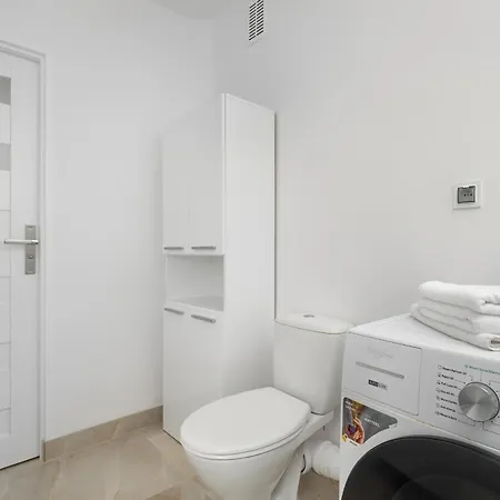 Spacious Family In With Parking Spaces And Desks By Renters Appartamento